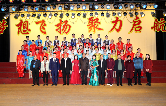 1577927553356554.jpg 公司领导与演出人员合影.JPG