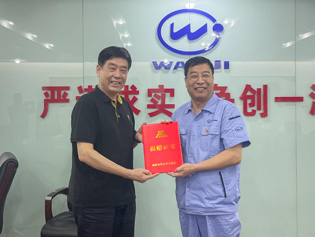 洛阳市见义勇为协会为亚洲体育登录平台下载集团颁授见义勇为协会捐赠证书