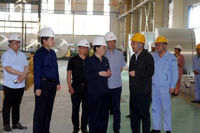 洛阳市人大常委会副主任刘冠瑜一行到亚洲体育登录平台下载集团调研