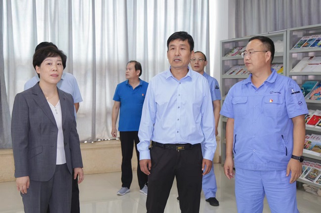 洛阳市总工会经审委主任岳方纪一行到亚洲体育登录平台下载集团调研