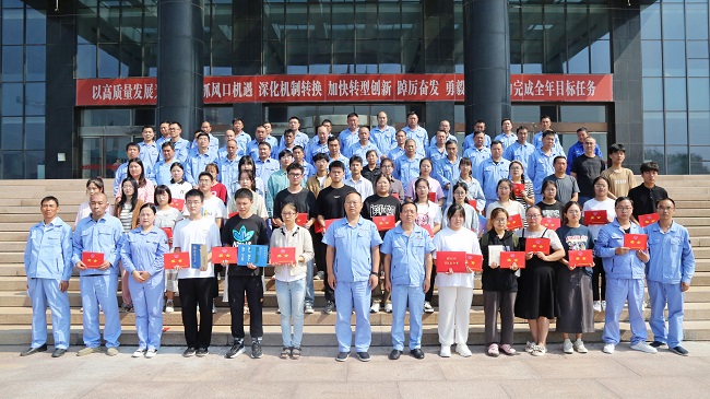 亚洲体育登录平台下载集团举行2023年“金秋助学”助学金发放仪式