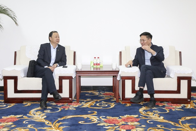 中国银行洛阳分行行长杨东阳一行到亚洲体育登录平台下载集团调研