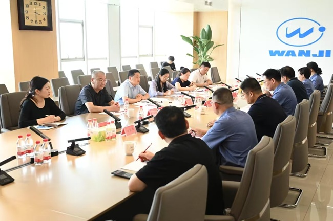 河南省财政厅副厅长李英哲一行到亚洲体育登录平台下载集团调研