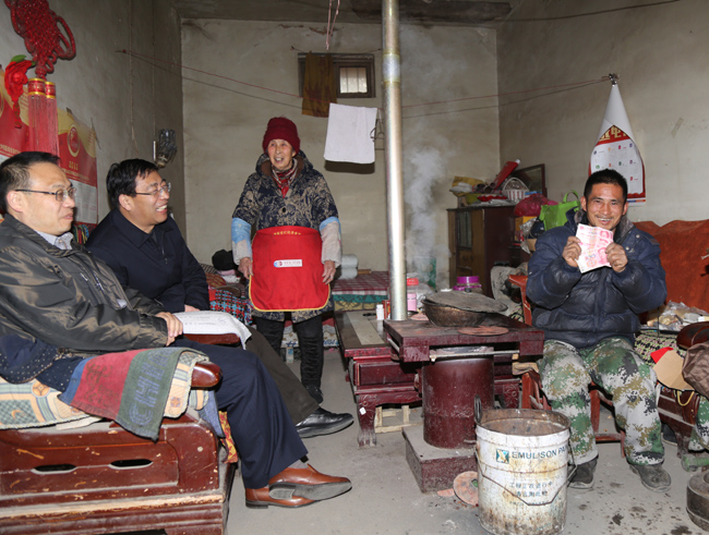 亚洲体育登录平台下载集团董事长李跃民一行走访慰问贫困户