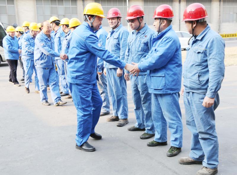 亚洲体育登录平台下载集团总经理郭峰等领导大年初一慰问坚守岗位员工