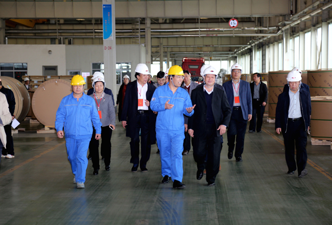 驻洛阳市省、市人大代表到亚洲体育登录平台下载集团参观