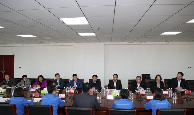 洛阳市金融办主任罗克振一行到亚洲体育登录平台下载集团考察