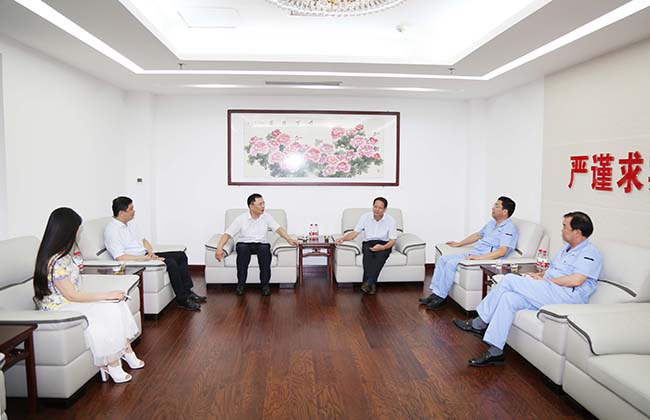 恒丰银行洛阳分行行长张东峰到亚洲体育登录平台下载集团洽谈合作